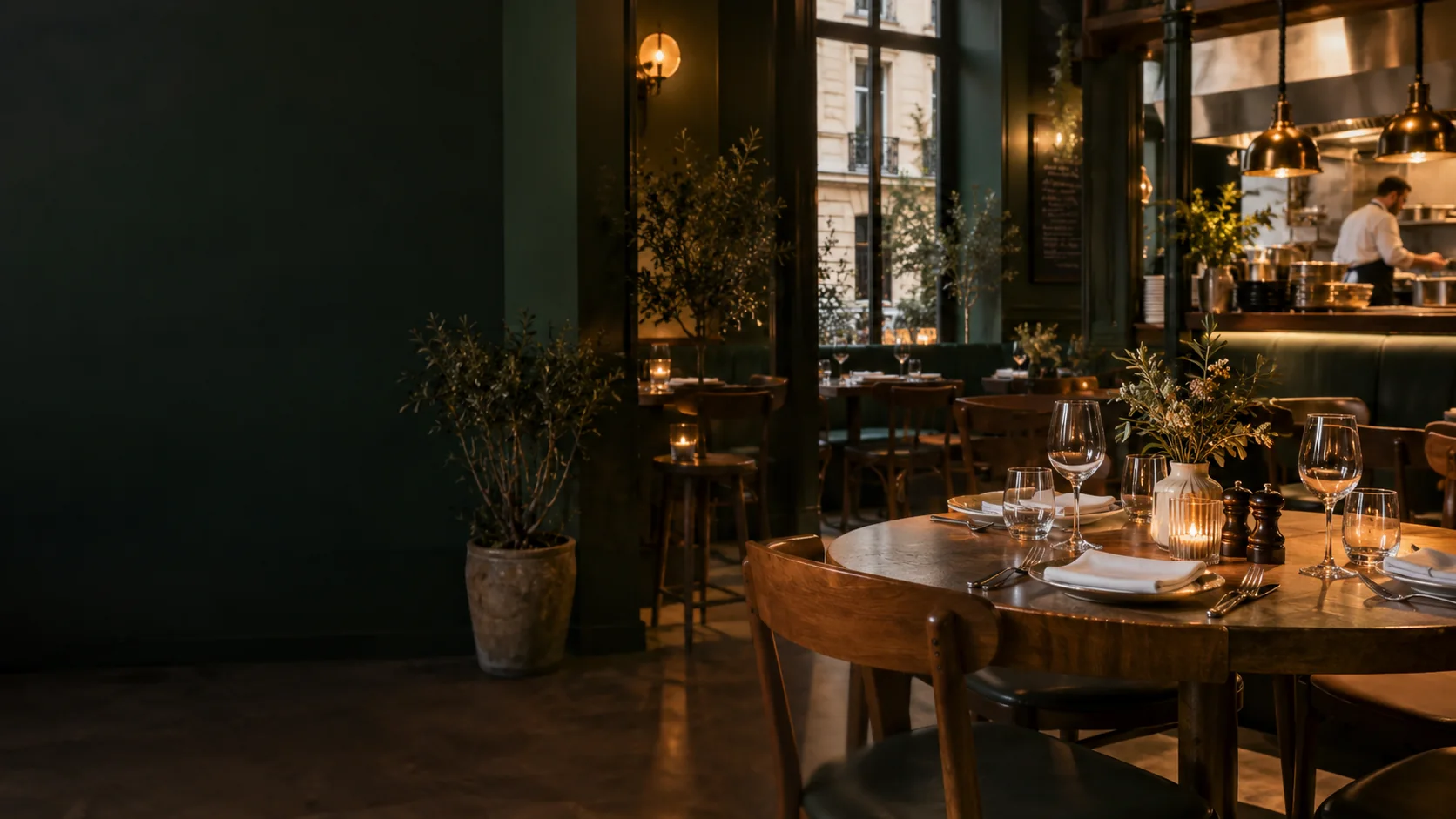 Salle chaleureuse d’un restaurant, prête à accueillir ses clients